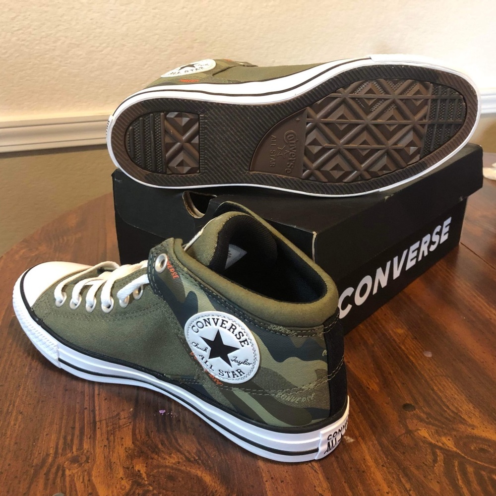 *BRAND NEW* Converse still in box. Men’s size 8